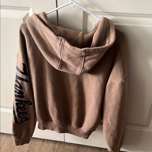 New York Yankees Brown Hoodie - Picture 4 of 5